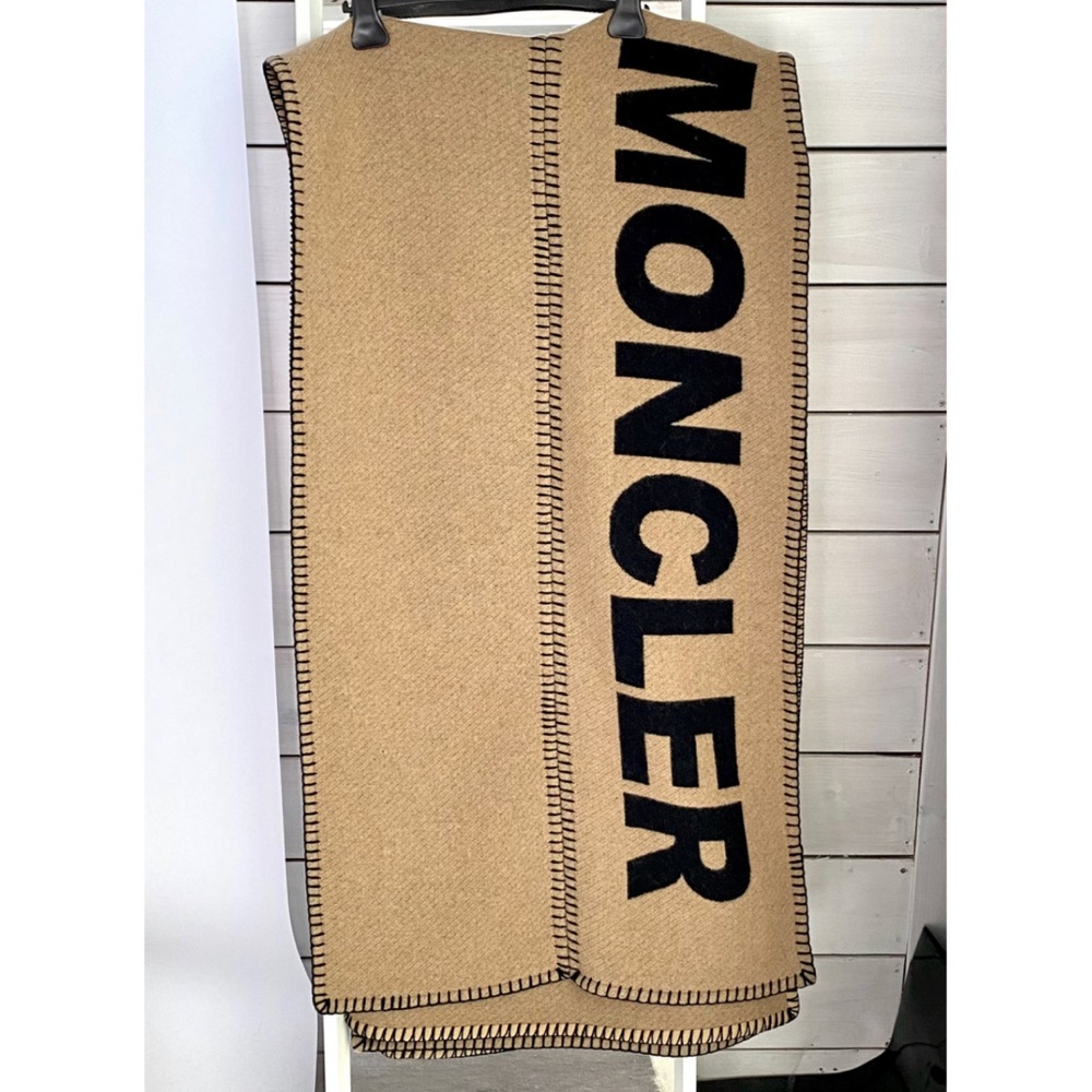 ❌SOLD❌ MONCLER
Wool-blend poncho
One size fits all With tan belt - Picture 11 of 11